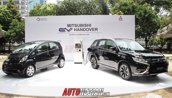 Mitsubishi Motors Resmi Serahkan 10 Unit Kendaraan Listrik Ke Indonesia