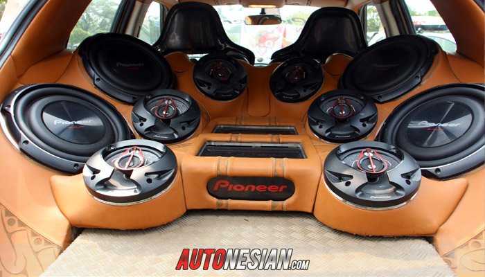 pioneer-red-squad-nissan-juke-audio-system