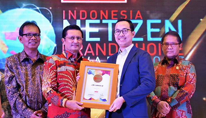 Arie Hermawan selaku Head of Branding and Digital Marketing PT. Toyota-Astra Motor menerima penghargaan Toyota Avanza sebagai Netizen Car Choice dalam ajang Netizen Brand Choice Award (INBCA 2017). Foto : Toyota