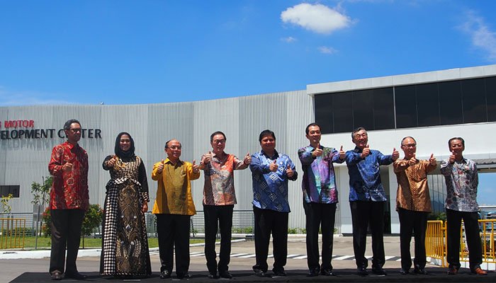 Foto Bersama Setelah prosesi persemian Astra Daihatsu Motor (ADM) R&D Center di Karawang Timur