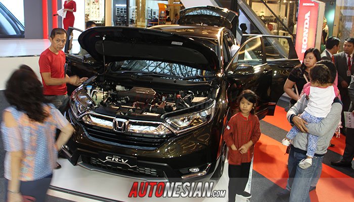 Para Pengunjung Trans Studio Mall Bandung, sedang melihat All New Honda CR-V