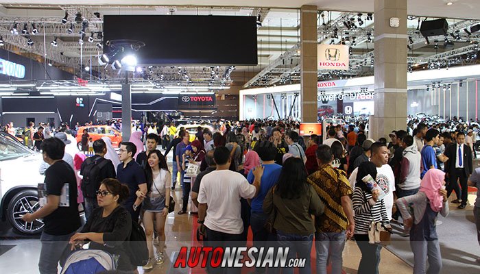 Suasana Para Pengunjung IIMS 2017 di JiExpo Kemayoran, Jakarta