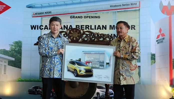 mitsubishi-dealer-wicaksana-berlian-motor-bandung (ki-ka) Kyoya Kondo, President Director PT MMKSI; Achmad Saepudin, President Director Wicaksana Group