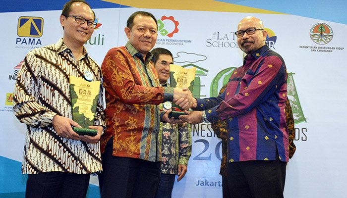 Toyota Indonesia menerima penghargaan The Best Indonesia Green Award 2017 yang diserahkan oleh Chairman The La Tofi School of CSR La Tofi