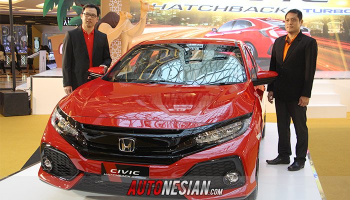 Iwan Tjandra selaku Direktur Honda Bandung Center didamping oleh Junianto Naibaho selaku Manajer Operasional resmi meluncurkan Honda Civic Hatchback Turbo