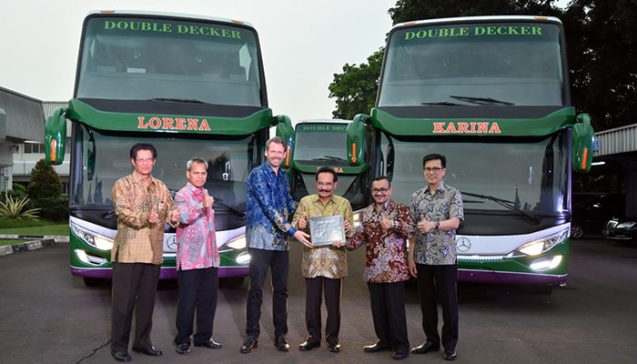 Jajaran Direktur Mercedes-Benz Distribution Indonesia dan Jajaran Direktur PT. Lorena transport sedang melakukan seremoni yang menandakan penyerahan bus Mercedes-Benz 2542 Double Decker terbaru ke PT. Lorena transport