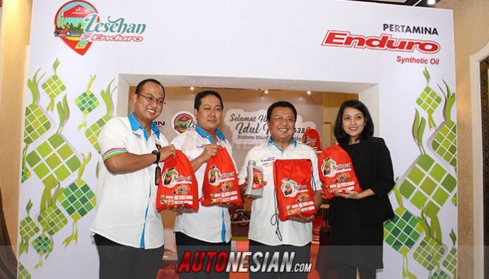 pertamina-lubricants-lesehan-enduro (Kiri – kanan) Corporate Secretary PT Pertamina Lubricants Arya Dwi Paramita, Brand Manager Small Engine Oil (SEO) Totok Subagyo, dan VP Sales & Marketing Domestic Retail Automotive Syafanir Sayuti pada Posko Lesehan Enduro dengan penjualan Ketupat Enduro