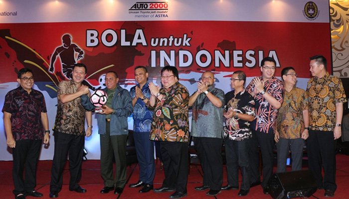 Simbolisasi Penyerahan Bola Auto2000 ke PSSI untuk Indonesia