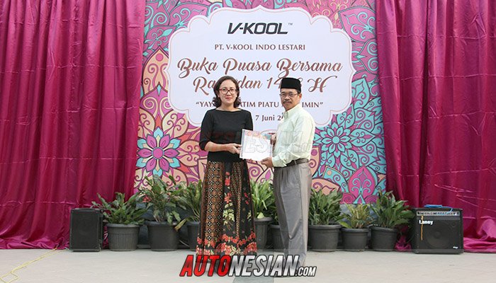 Penyerahan bingkisan dari V-Kool Indonesia secara simbolis dan diterima langsung oleh ketua Yayasan
