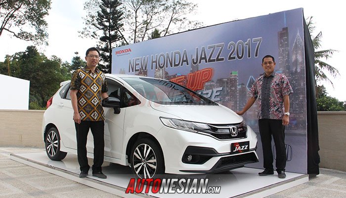 (Kiri) Iwan Tjandra Direktur Utama dan Djunianto Naibaho Operational Manager, Honda Bandung Center resmi memperkenalkan New Honda Jazz RS 2017