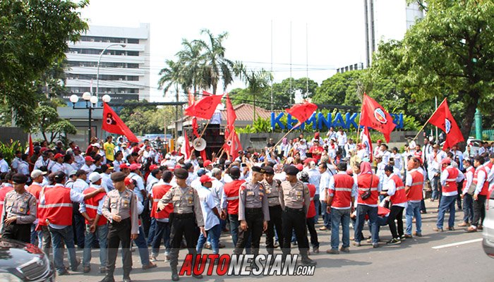 Awak Mobil Tangki (AMT) BBM PT Pertamina Lakukan demonstrasi di depan Gedung Kementerian Tenaga Kerja (KEMNAKER), Jakarta