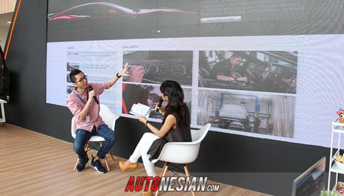 protera-protection-giias-2017 Hendrik Susilo, Manager Marketing Protera Sedang Menjelaskan Fitur-fitur Website Resmi Protera Protection di GIIAS 2017