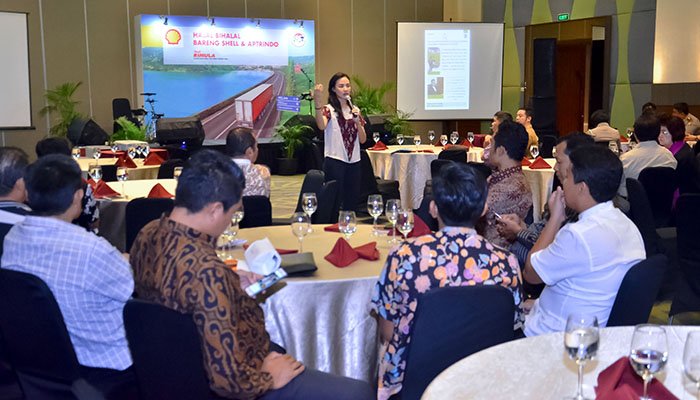 Aisyah Namirah, Marketing Manager B2B, PT Shell Indonesia sedang memaparkan Shell Fleet Pro yang digelar di 7 kota