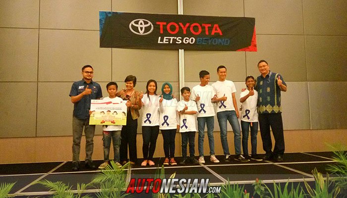 (kanan) Fransiscus Soerjopranoto selaku Executive General Manager PT. Toyota Astra Motor Foto Bersama Yayasan Sahabat Anak dan didampingi oleh Fahrin Chariz, Ketua Umum ACT (Avanza Club Tegal)