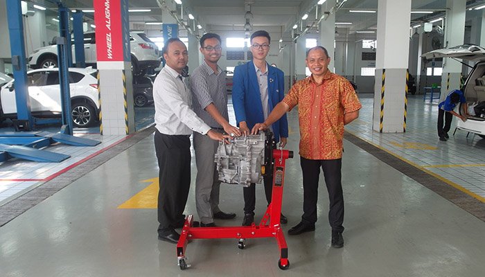 Mazda Indonesia menyerahkan transmisi SKYACTIV-DRIVE ke SMKN 12 Kab. Tangerang