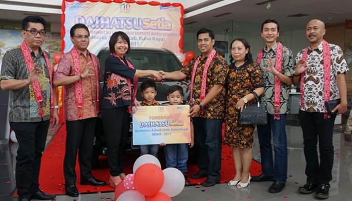 daihatsu-setia-mobil-rekondisi-pontianak-kalimantan-2017 Para Manajemen PT Astra Daihatsu Motor (ADM) berfoto bersama dengan salah satu konsumen yang menerima mobil xenia hasil Rekondisi