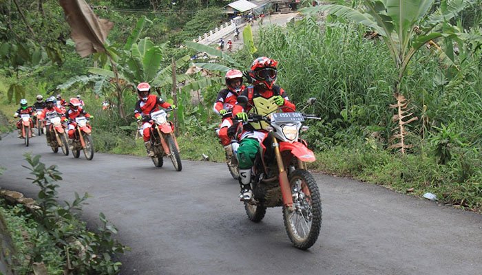 Para Konsumen Sedang Jajal Honda CRF150L di Hambalang, Bogor, Jawa Barat