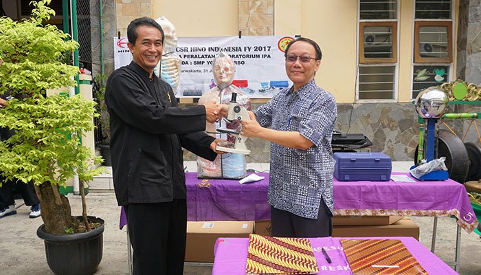 hino indonesia  Berikan Alat Praktek IPA dalam CSR di Smp Yos Sudarso