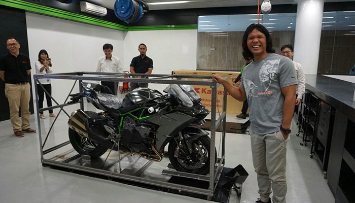 Unboxing Kawasaki H2 Carbon indonesia