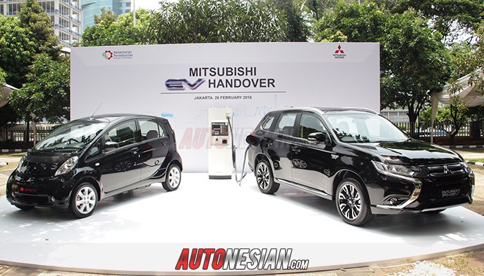 Mitsubishi motors berikan Mitsubishi i-MiEV, unit quick charger dan Mitsubishi Outlander PHEV
