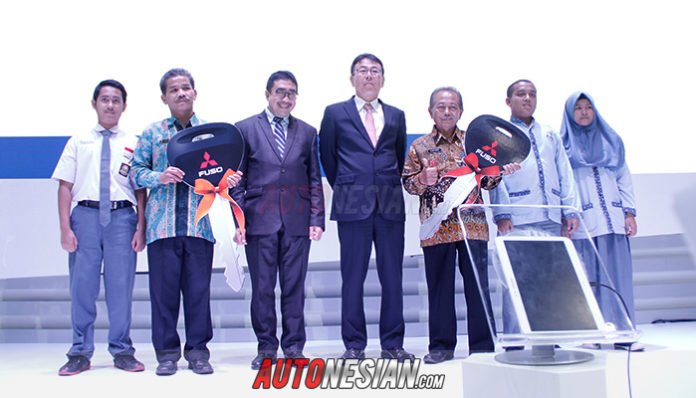 mitsubishi-fuso-donasikan-dua-unit-kendaraan Presiden Direktur KTB, Atsushsi Kurita secara simbolis memberikan dua unit kendaraan kepada Kepala Sekolah dari 2 SMK