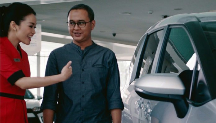 auto2000-layanan-penjualan Tenaga Penjual Auto2000 sedang memaparkan produk Toyota kepada konsumen
