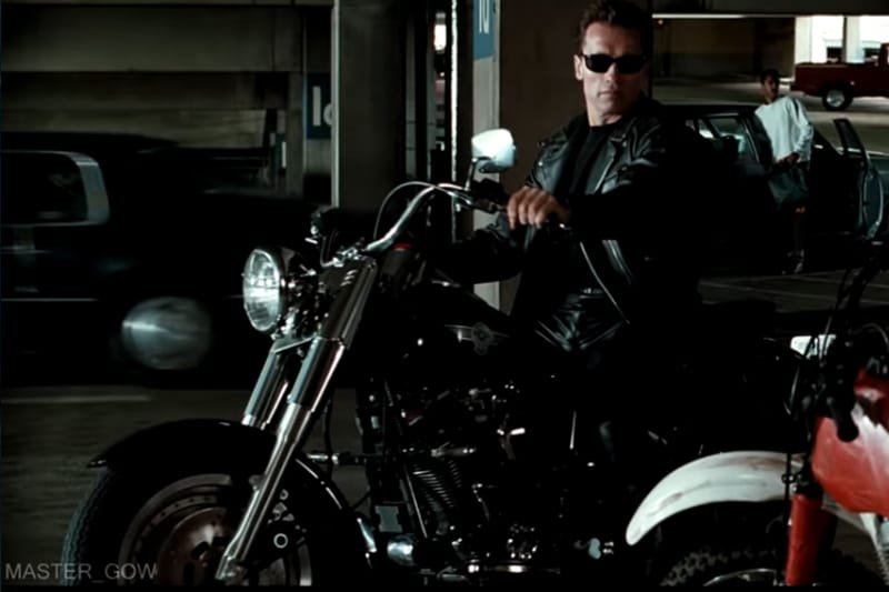 Arnold Schwarzenegger bersama motor Harley Davidson FLSTF Fat Boy di Terminator 2