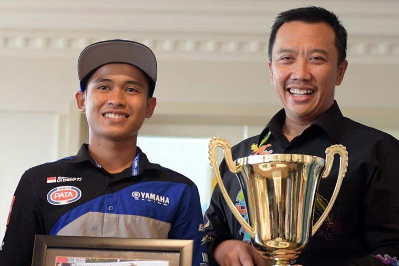 (Kanan-kiri) Menteri Pemuda dan Olahraga (MENPORA) Republik Indonesia, Imam Nahrawi pada saat berikan apreasi keberhasilan kemenangan Galang Hendra pada seri kelima WSSP300