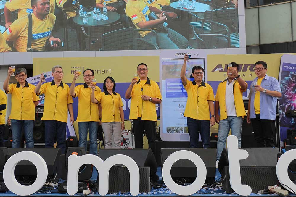 Jajaran Direksi Adira Finance resmi meluncurkan Momotor.id di Summarecon Mall Serpong, Tangerang, Minggu (22/07/18)