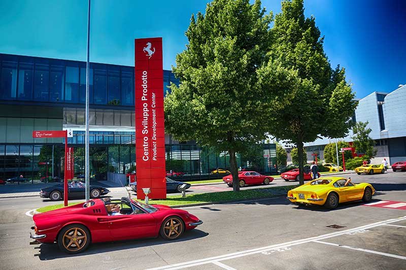 Deretan mobil Ferrari Dino dalam perayaan ulang tahun ke 50 tahun di Maranello, Italia