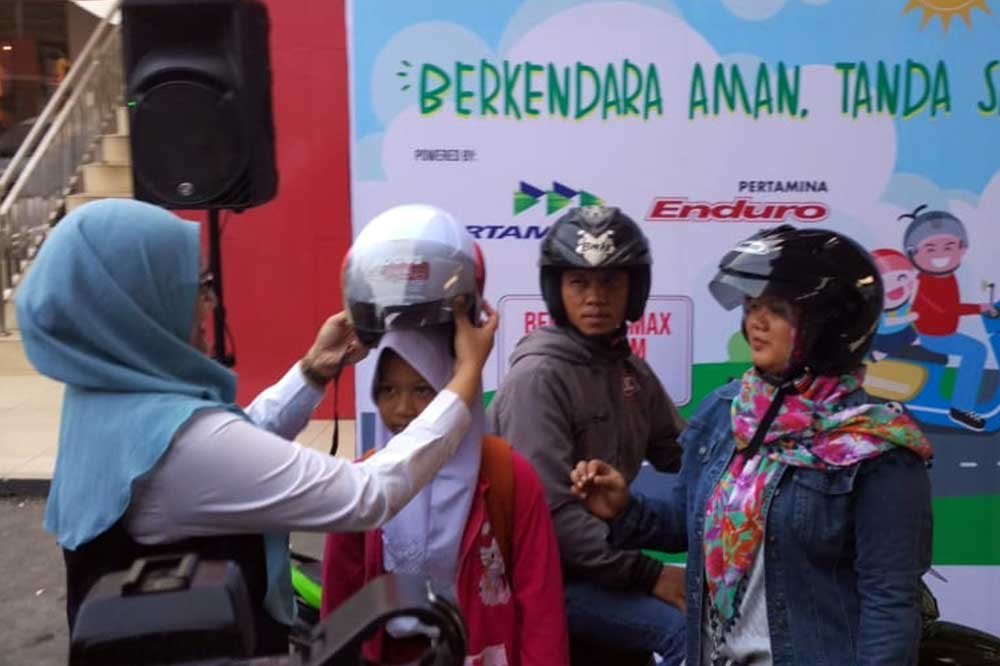 Di Hari Anak Nasional 2018, Pertamina bagi-bagi 500 helm secara gratis