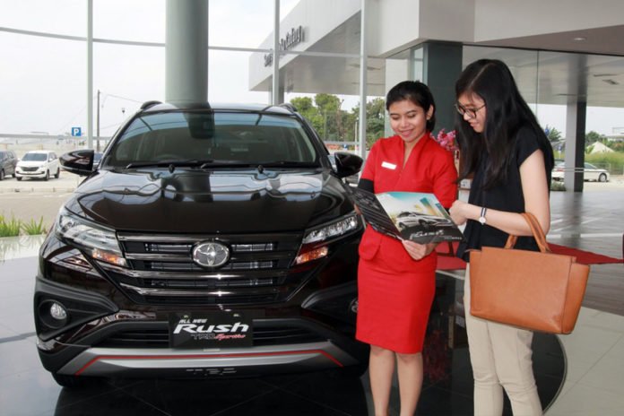 Pelayanan-Sales-Auto2000-kepada-Customer Ilustrasi Pelayanan Sales Auto2000 kepada Customer