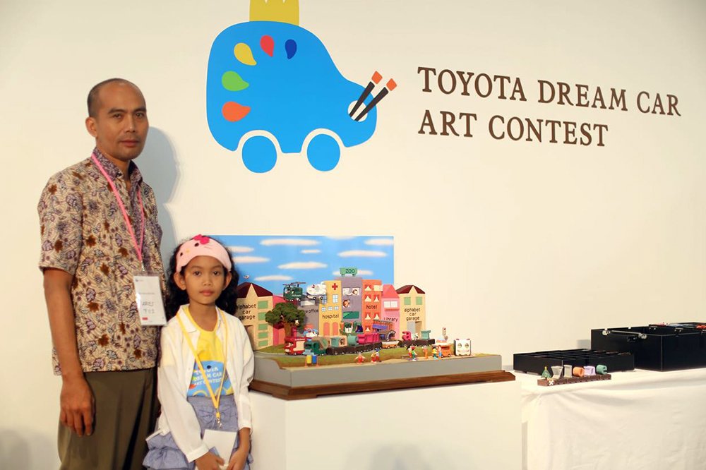 Xylone Margareth Andariska pemenang Toyota Dream Car Art Contest 2018 bersama Orang Tuanya