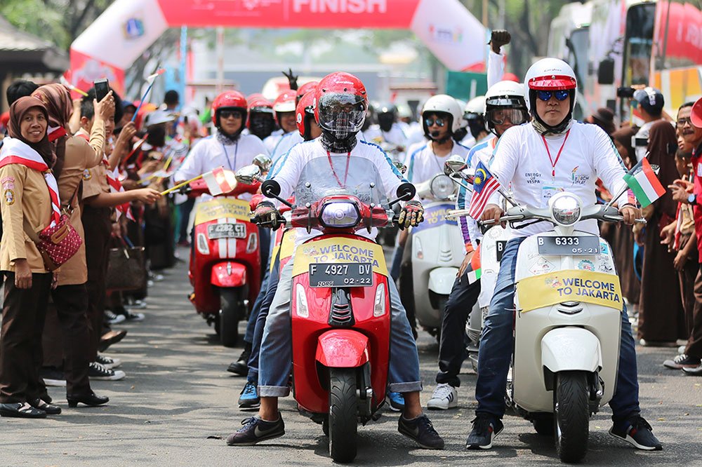 Ratusan Komunitas tergabung dalam 'Vespa Torch Relay Asian Games' ikut kawal Kirab obor Asian Games 2018 di Jakarta