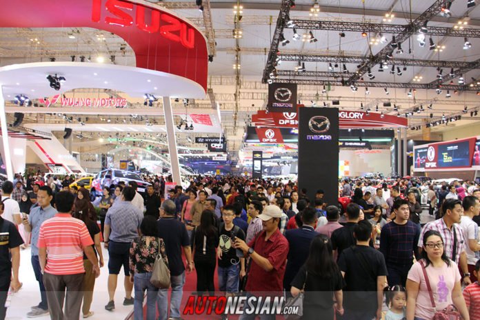 suasana-kemeriahan-pengunjung-GIIAS-2018 suasana kemeriahan pengunjung GIIAS 2018
