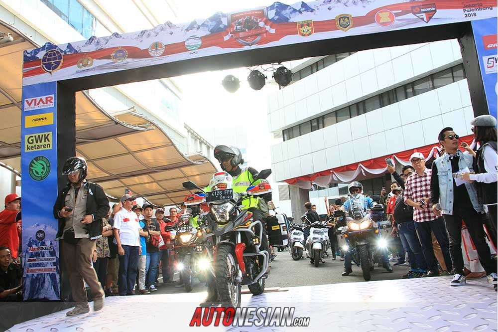 Gunadi mulai start untuk Solo Ride Jakarta-Himalaya dengan Viar Vortex
