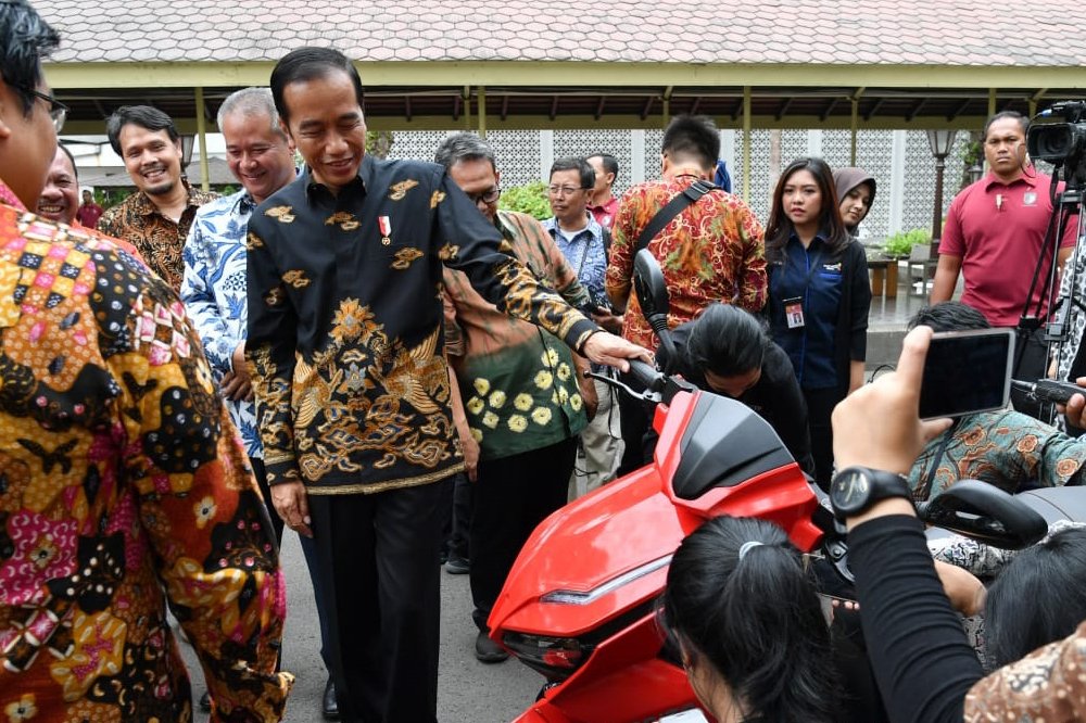 Jokowi motor listrik gesits