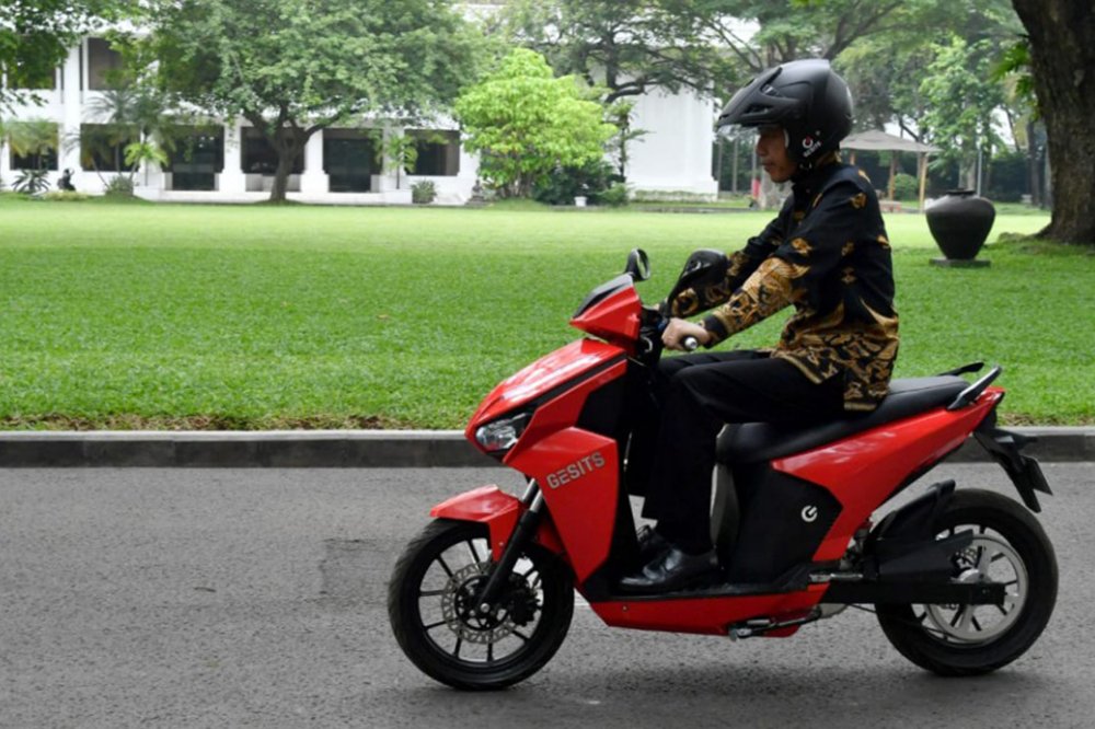 Presiden Republik Indonesia Joko Widodo mencoba motor listrik Gesits dengan mengelilingi area Istana