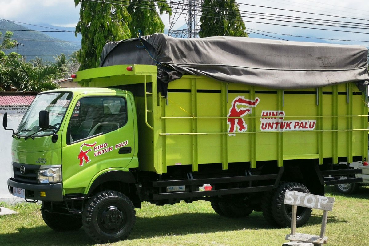 Hino Dutro 4x4 Kini Jadi Andalan Pemulihan Pasca Bencana Alam Di Sigi Autonesiancom