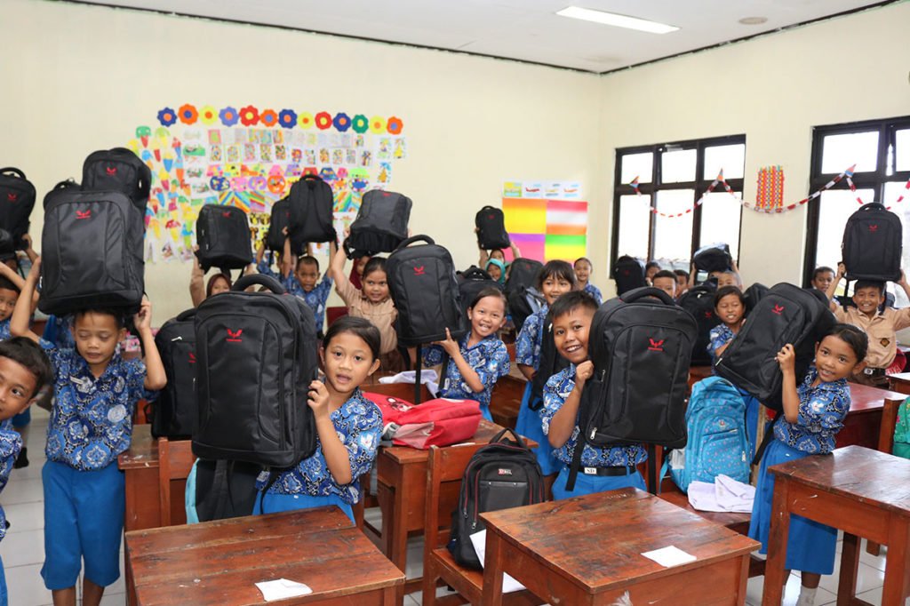CSR Wuling Perlengkapan sekolah di Bekasi