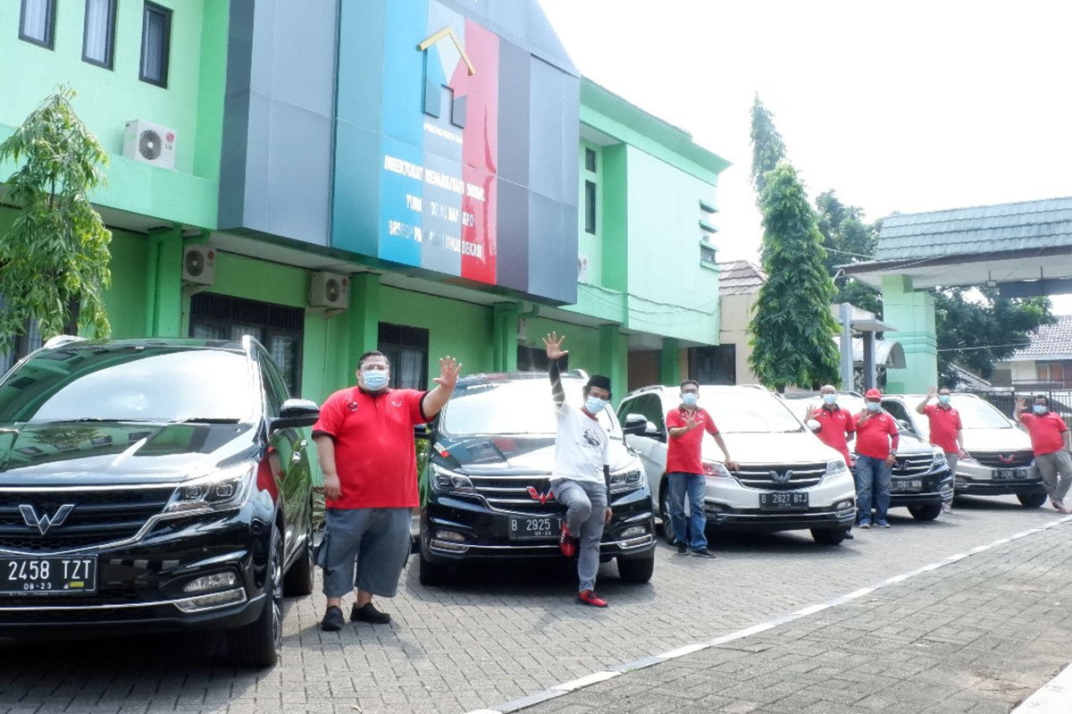 Wuling Cortezian Masker dan Sembako Covid-19 Bekasi