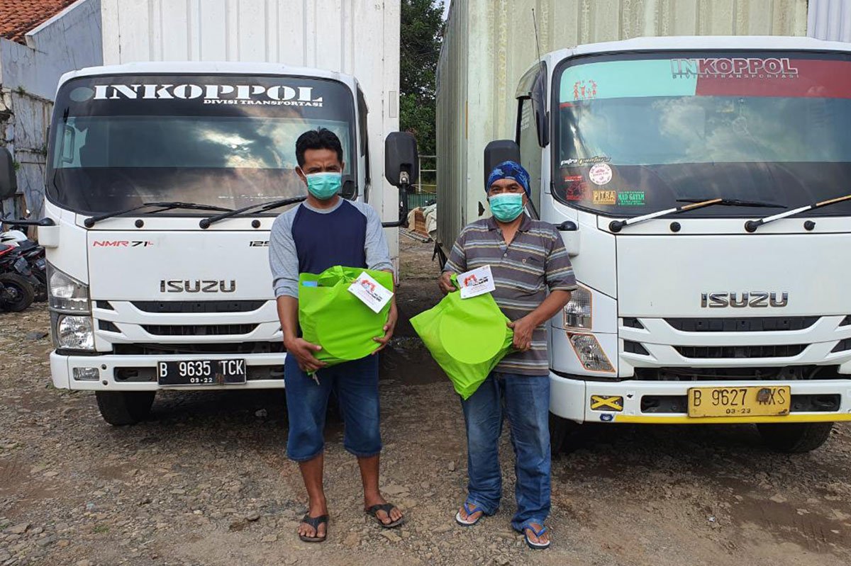 Isuzu Indonesia bagi bagi Sembako supir truk