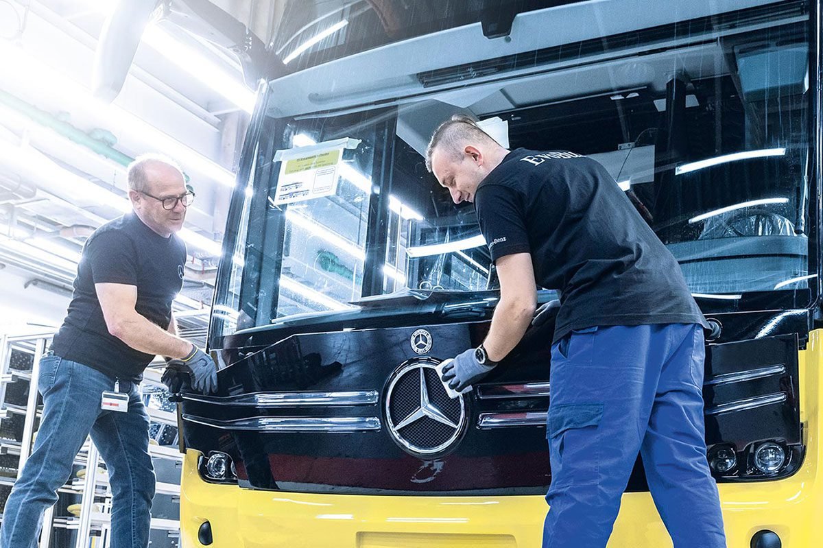 Kawal Pemudik, Daimler Indonesia Hadirkan Mercedes-Benz Bus Lebaran Roadshow 2024 - Autonesian.com