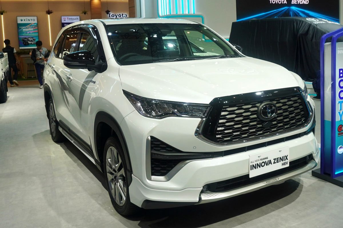 Toyota Innova Zenix Hybrid white