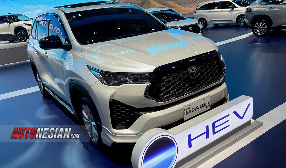 Toyota Innova Zenix HEV mobil hybrid