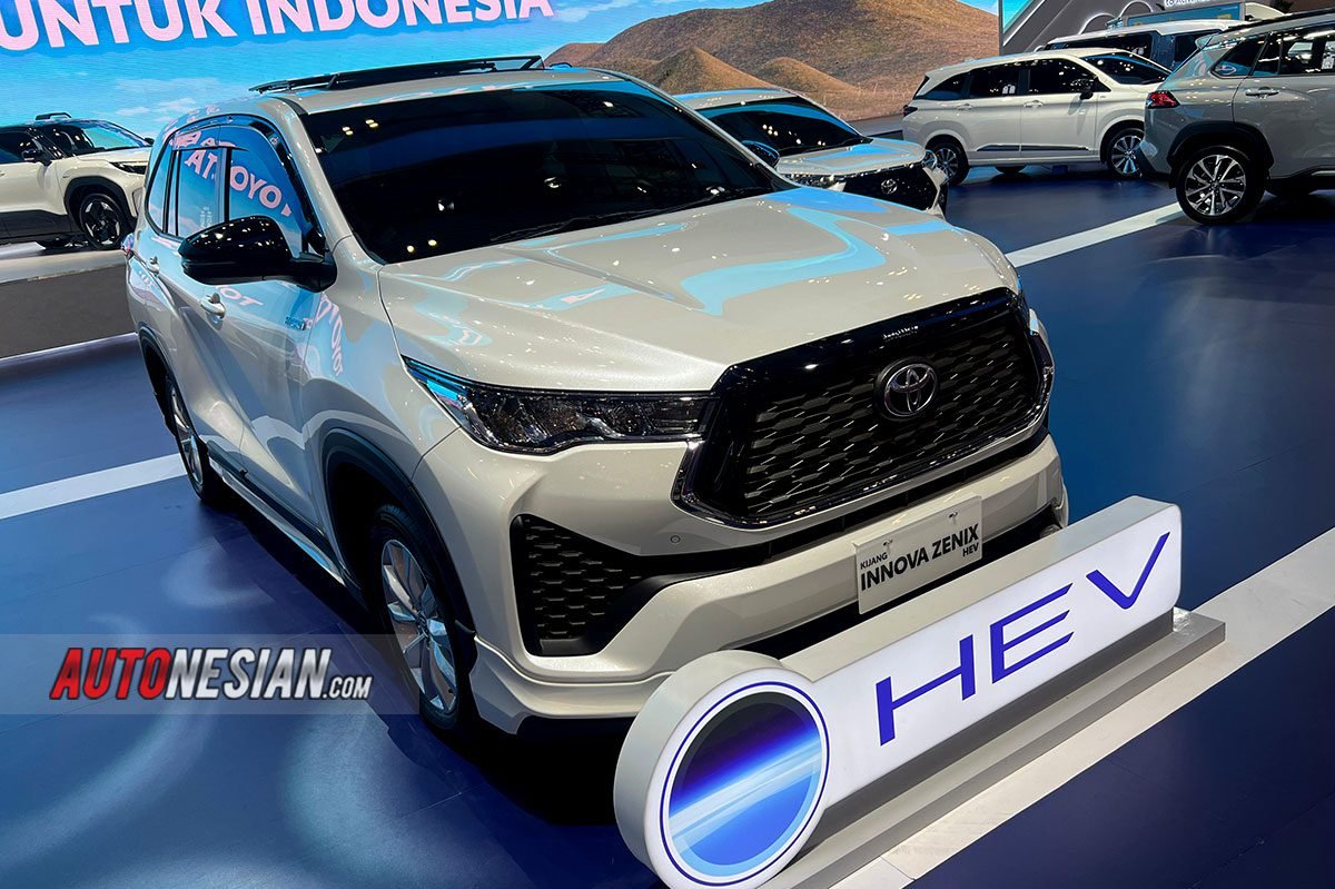 Toyota Innova Zenix HEV mobil hybrid
