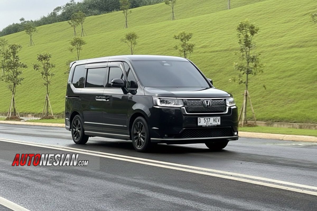 Honda STEP WGN e:HEV Bandung