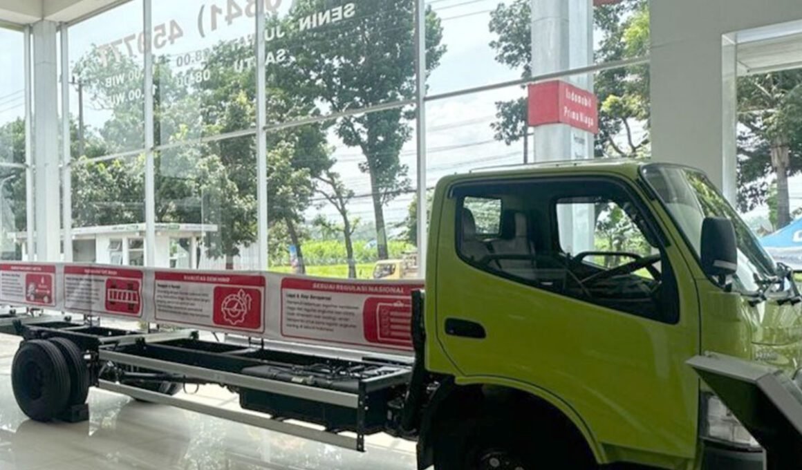 Hino 300–136 MDLR Malang