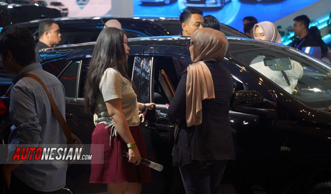 konsumen beli mobil giias bandung 2025