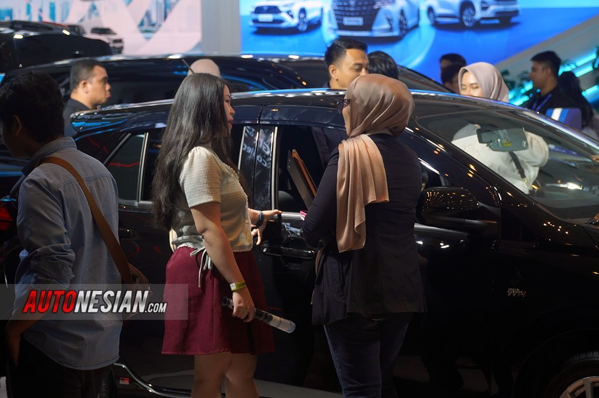 konsumen beli mobil giias bandung 2025